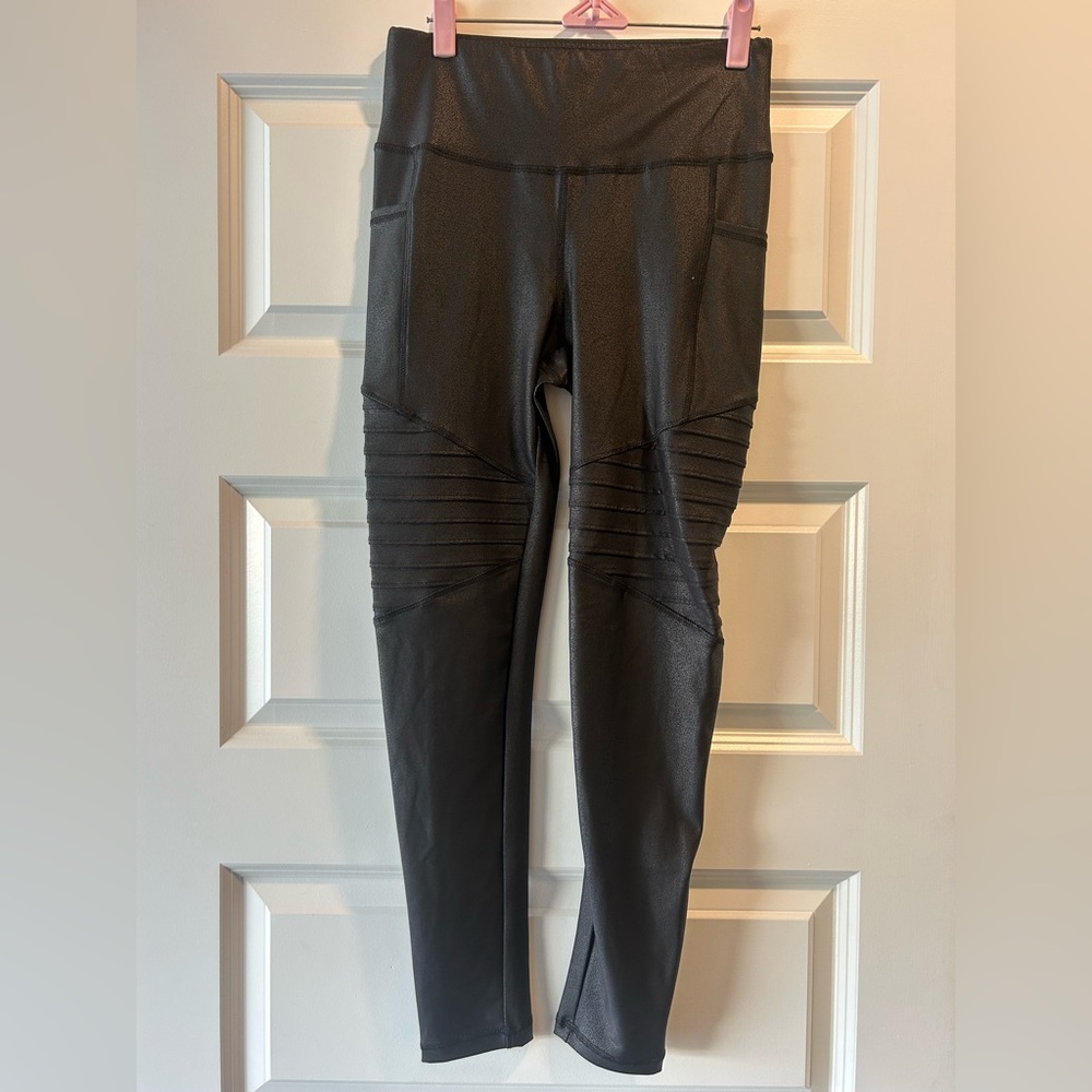 Pink Lily Black Textured Leggings